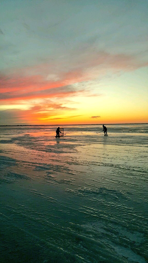 hattymark's tweet image. Beautiful night for a skate in Wisconsin @Buccigross