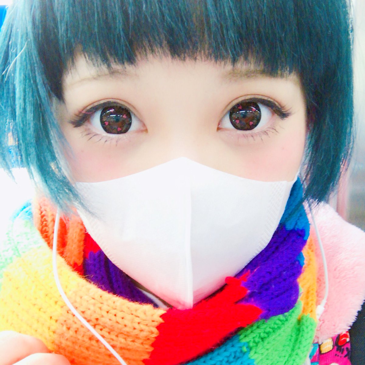 紅林大空 くれちゃんねる 染めたて 翌日 結局紺色になった 今回はカラーバターのアジアンブラックベタ塗り ブリーチ毛に黒入れると青くなるよね これは市販の黒染めでも同じような現象起こるよ 表面だけ青っぽくなる 紅林の派手髪生活