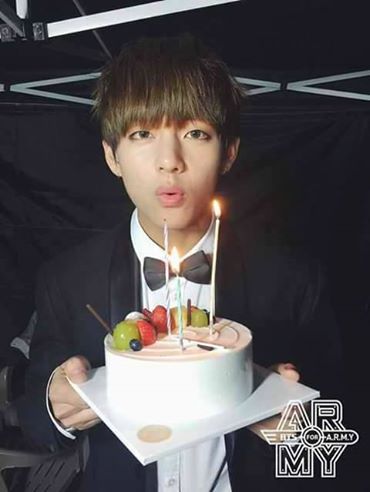 choisooae95's tweet photo. @taehyungpic older brother
 Happy Birthday hopefully healthy Always And increasingly Loved By The entire BTS fans may always prevai🎂🎂
#22THN https://t.co/2WyhmDqYTV