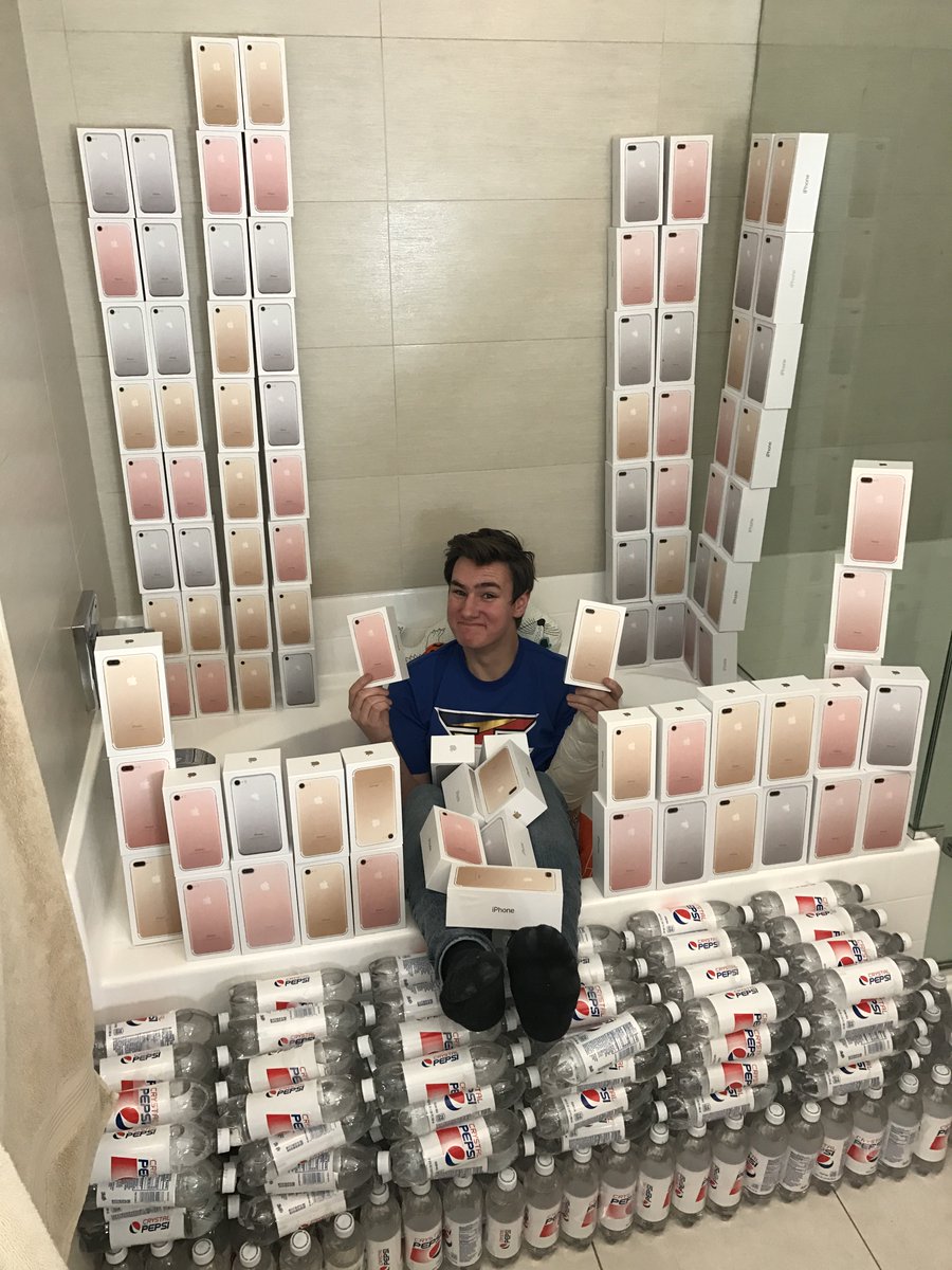 TechSmartt's tweet photo. 2016 was really crazy for me! 

RT if you know what's next on my video tomorrow 🔥 https://t.co/bJlWeqVvW7