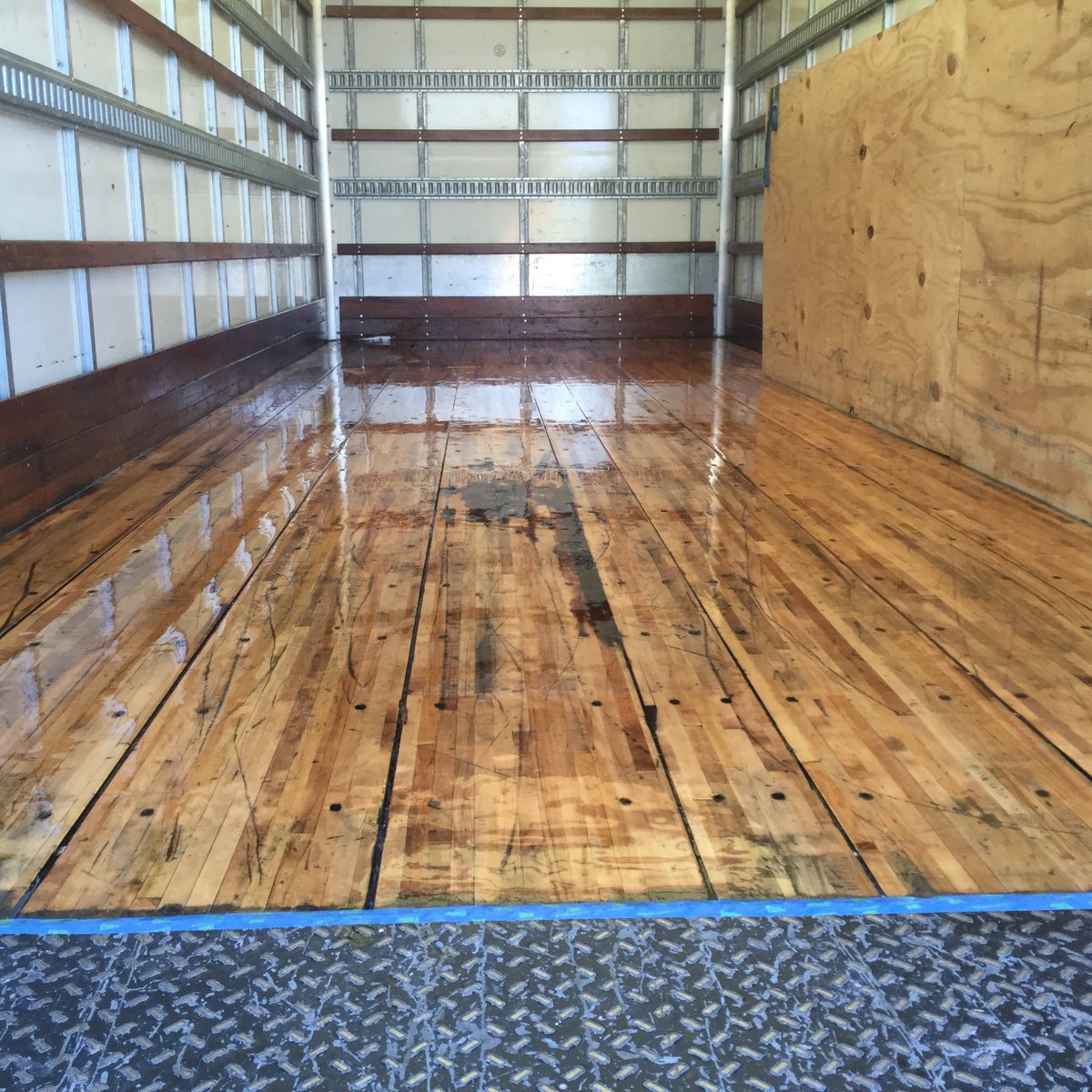 SugarLandMover's tweet image. The sanding &amp;amp; varnishing is now complete! #hardwoodfloors Looks FANTASTIC! #professionalmoving