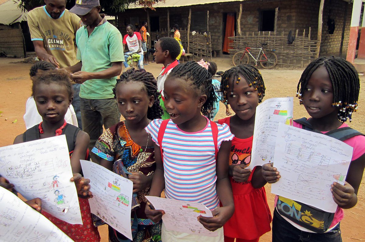 SILOGB's tweet photo. Una zancada, un libro es un reto solidario para la educación de los niños de un poblado rural de Guinea Bissau. https://t.co/g3Mc3KOHwB https://t.co/2aumeLpXtf
