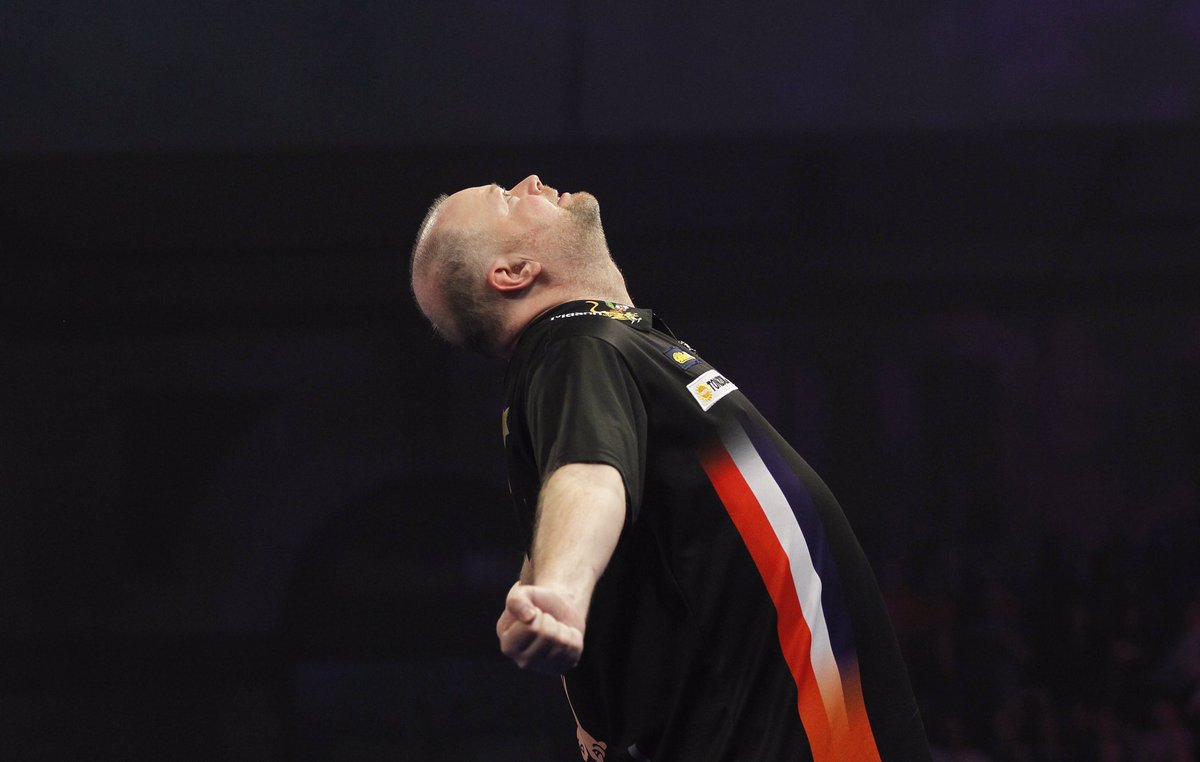 So El Clasico is on !! I am ready ! Let's get ready to Rumble !!! Looking forward playing <a href="/PhilTaylor/">Phil Taylor</a> <a href="/OfficialPDC/">PDC Darts</a> <a href="/WilliamHill/">William Hill</a> #WHDarts