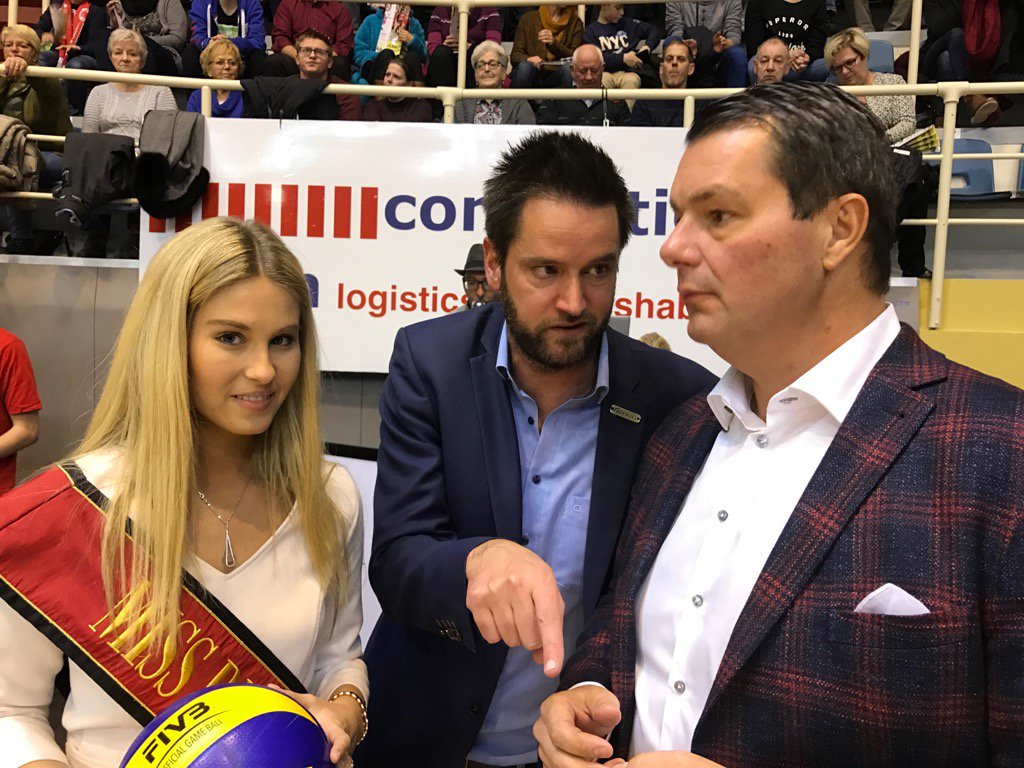 PCallant's tweet image. Laatste instructies @TimVerreth voor balopslag van @MissBelgium_ op @CALLANTvolley in aanwezigheid @atvbe