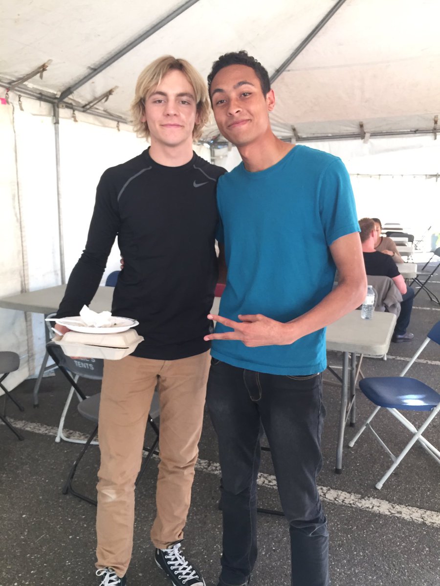 RealDHardware's tweet image. Big happy bday to @rossR5 had a blast filming @statusupdateM with you. See ya soon ! 🎂🍰🎉🎊
