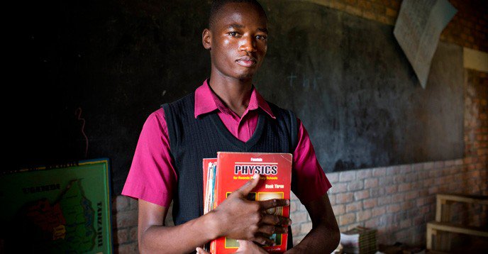 UNESCO_es's tweet photo. La poca y mala actualización de los libros de texto ponen en peligro el #DesarrolloSostenible https://t.co/hCi6Wezfsz  #Educación #ODS4 https://t.co/frO6sgMVjC