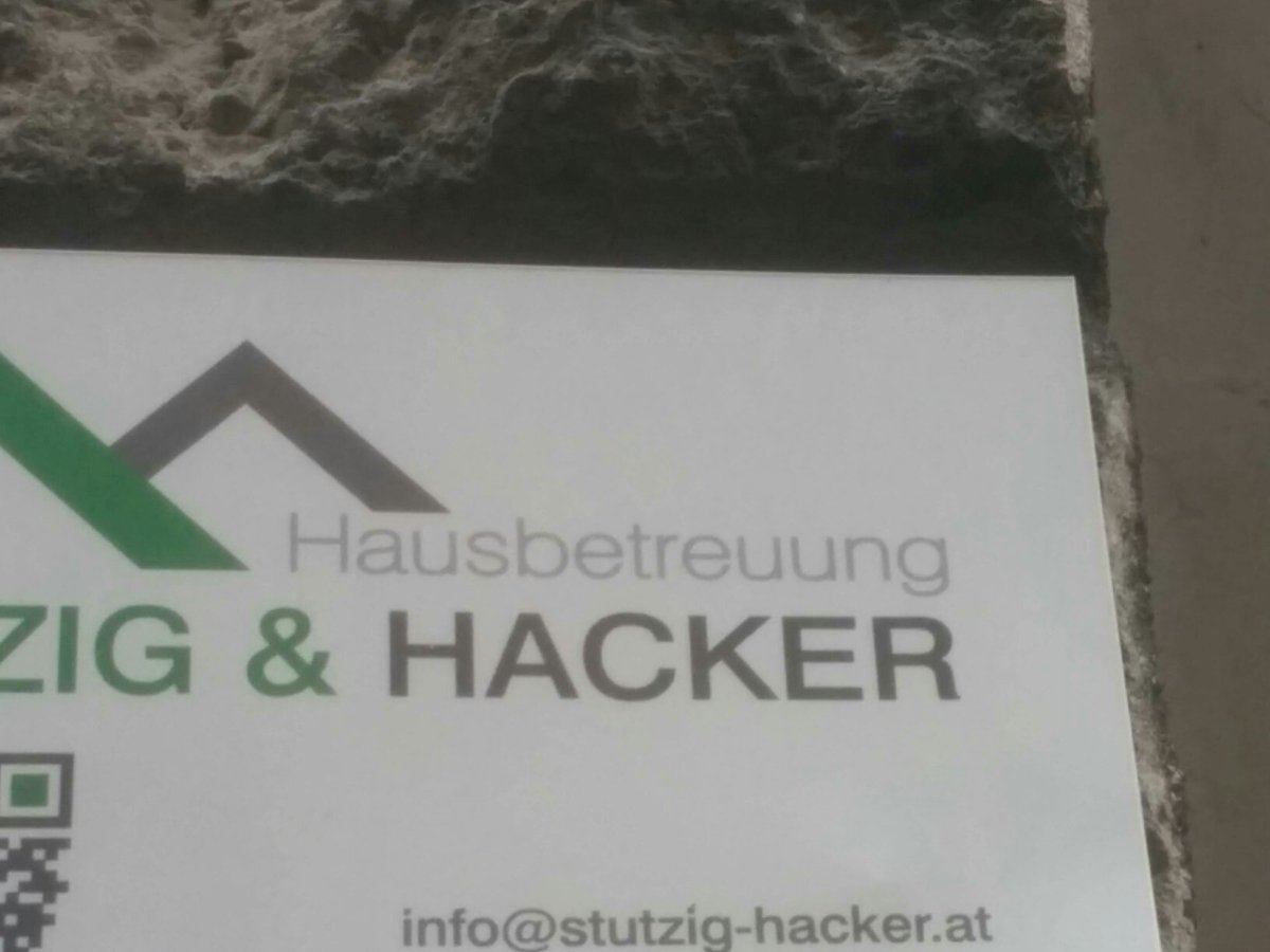 quir_x's tweet photo. Ihr findet und übrigens in dem Haus, auf dem "hacker" steht #c3everywhere #queerfemgeeks https://t.co/DdJtRrJaiV