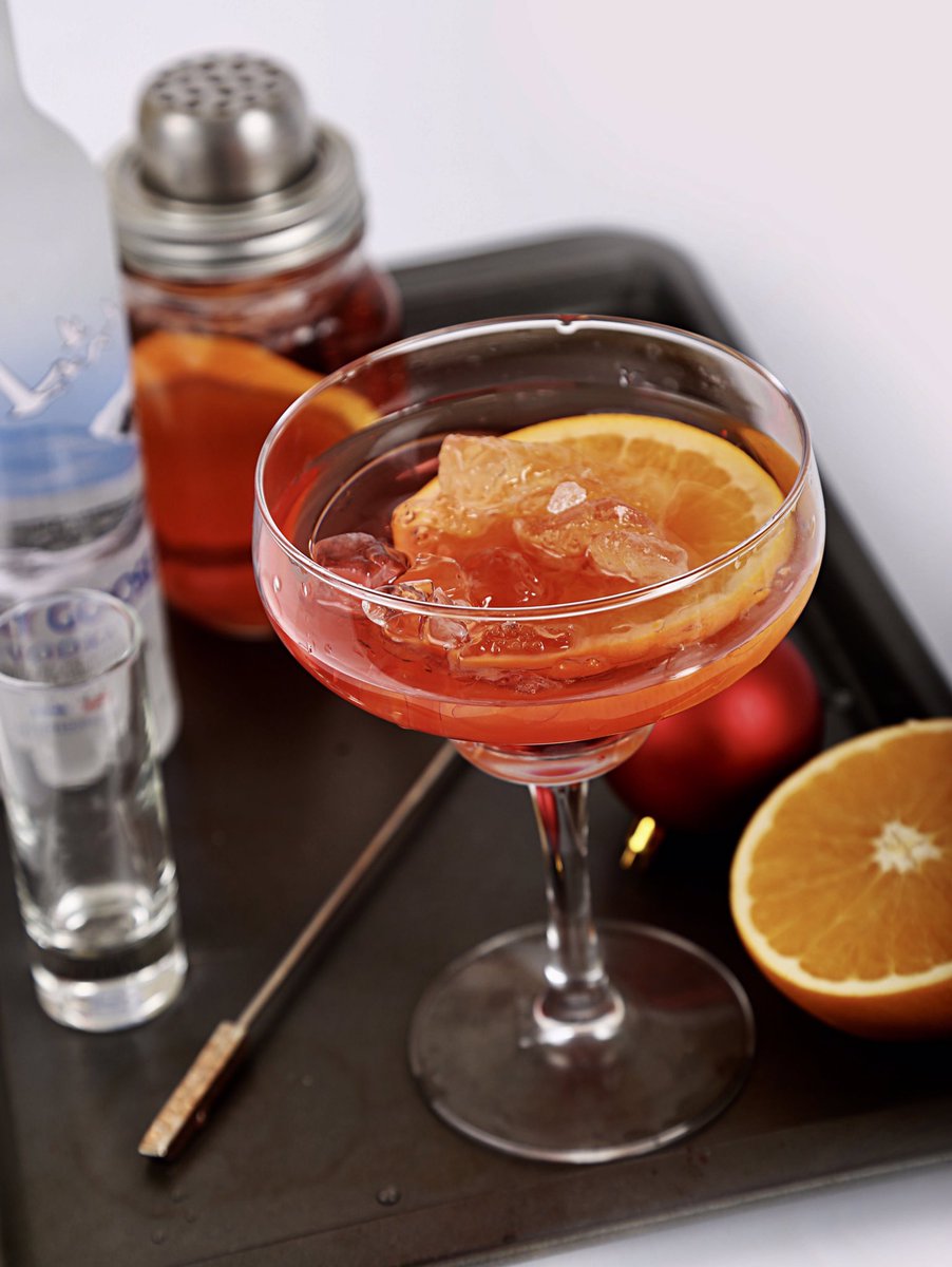 HealthyCrunch's tweet image. #NewYears is almost here 💥🎉 Are you looking for a #healthybeverage? We made this delicious cranberry/orange cocktail! Drink responsible! 💚🍸