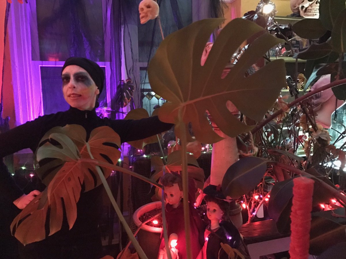 UselessWoman's tweet photo. #tbt halloween, when the night was ours https://t.co/CZzqR1gGF7
