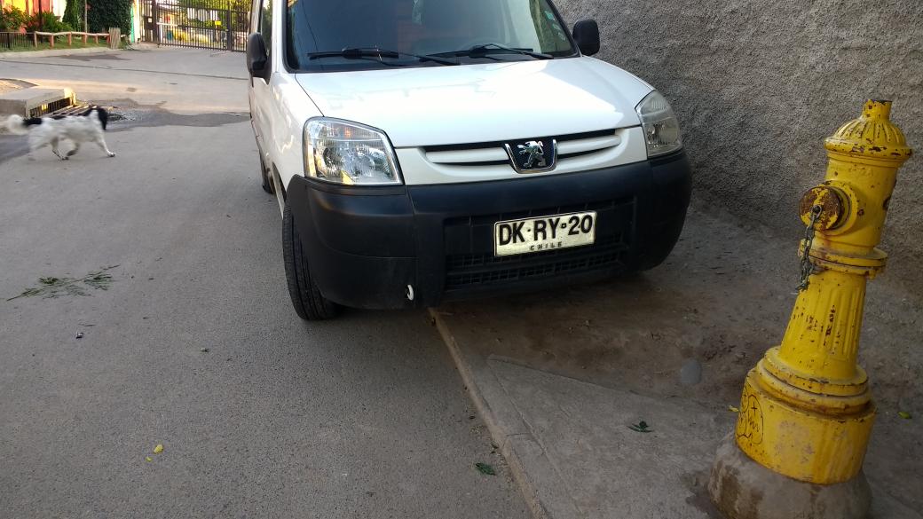 Giovy_77's tweet photo. @VTRChile será posible q dos camionetas estén colgando, yo cancelo casi $50000 y quedó sin servicio... https://t.co/Jmt4yZlieo