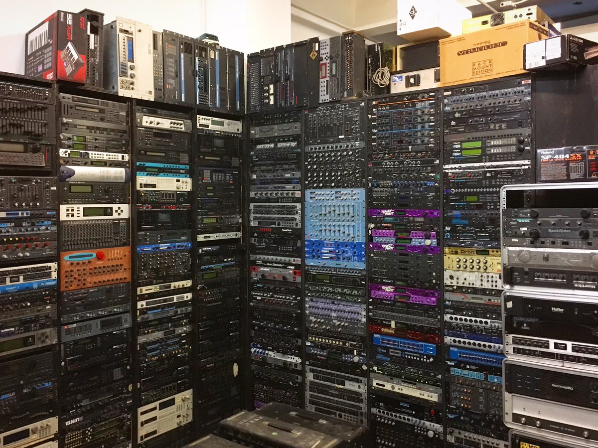 ARMENSNYC's tweet photo. https://t.co/XyzxPB2iSK #rack #synth #recordingstudio #studiorack #musicgear #vintagemusic #vintagegear #compressor #digidesign #studiogear https://t.co/5ioxEiuoR5