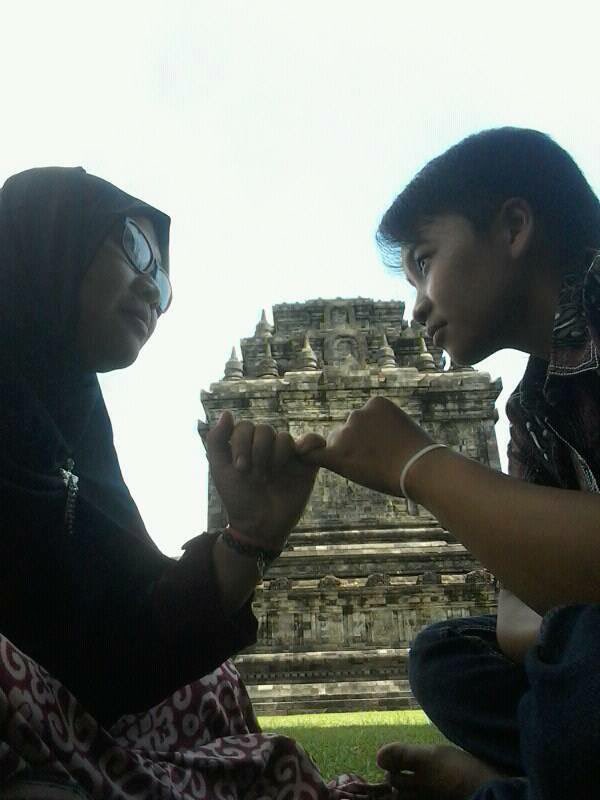 ntapjiwa's tweet photo. Sebuah ikatan janji suci yang dideklarasikan mbak mus dan mas wanto dipelataran candi. @hati2diInternet https://t.co/Hz9fGJjxvE