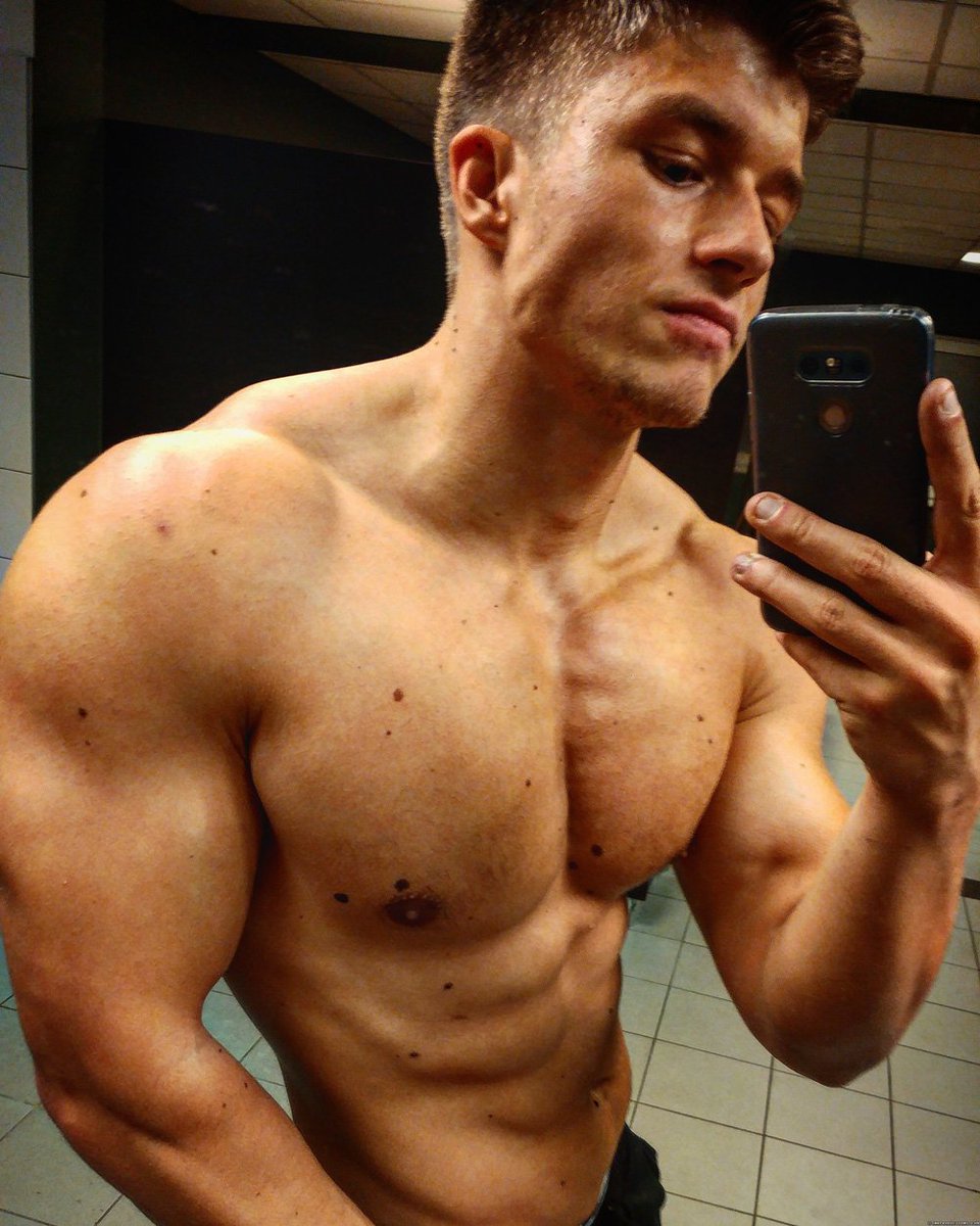 camwithhim's tweet photo. FitnessFreak is flexing on a member chat right now for an entire hour at https://t.co/rSRASSh6yj! https://t.co/WKAuC62YZx