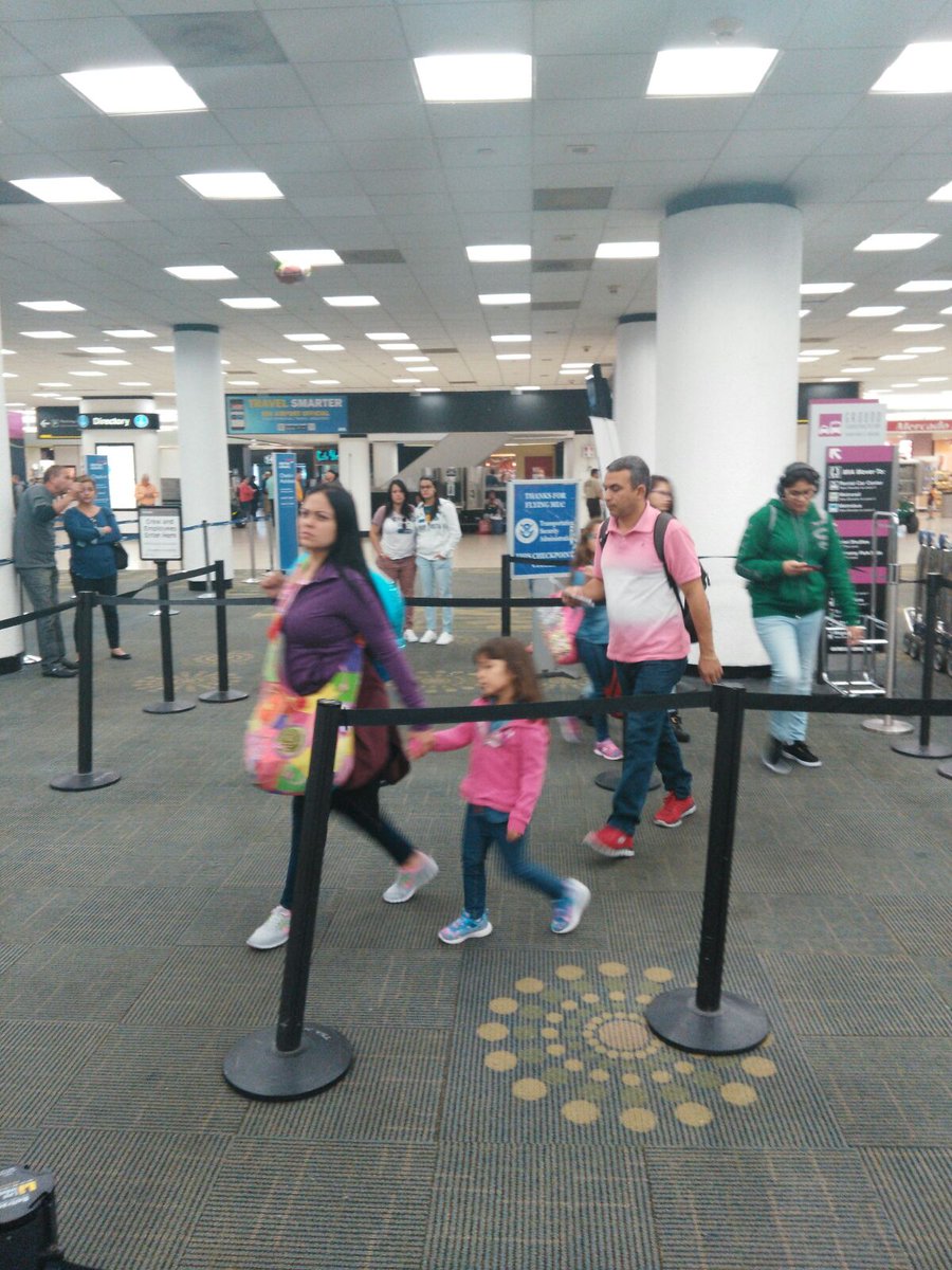 Alcalde del PSUV Pedro Bastidas llegando con su familia a Miami. Como les gusta el Imperio mientras el pueblo pasa hambre.