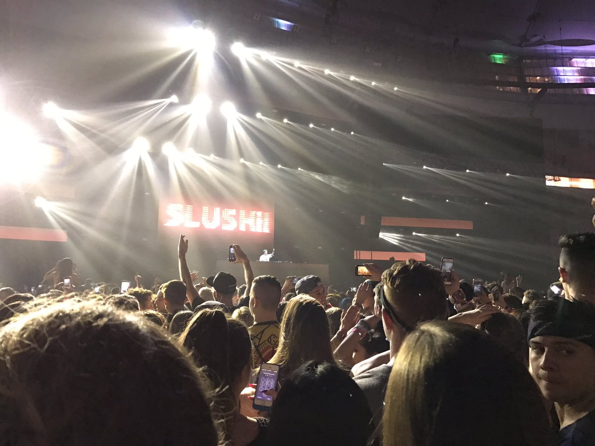 __JZM's tweet image. 👽🕺🏻✨🙌 #Contact2016