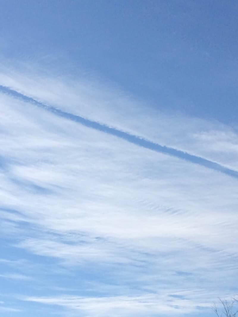 荒木健太郎 良い消散飛行機雲 飛行機雲は英語でcontrail 消散飛行機雲 はdistrailです 航跡 Trail を可視化する雲ですなぁ Rt Yxsasa Arakencloud 友人が撮った空です これも逆飛行機雲なのかなーと思いまして投稿してみました W T Co