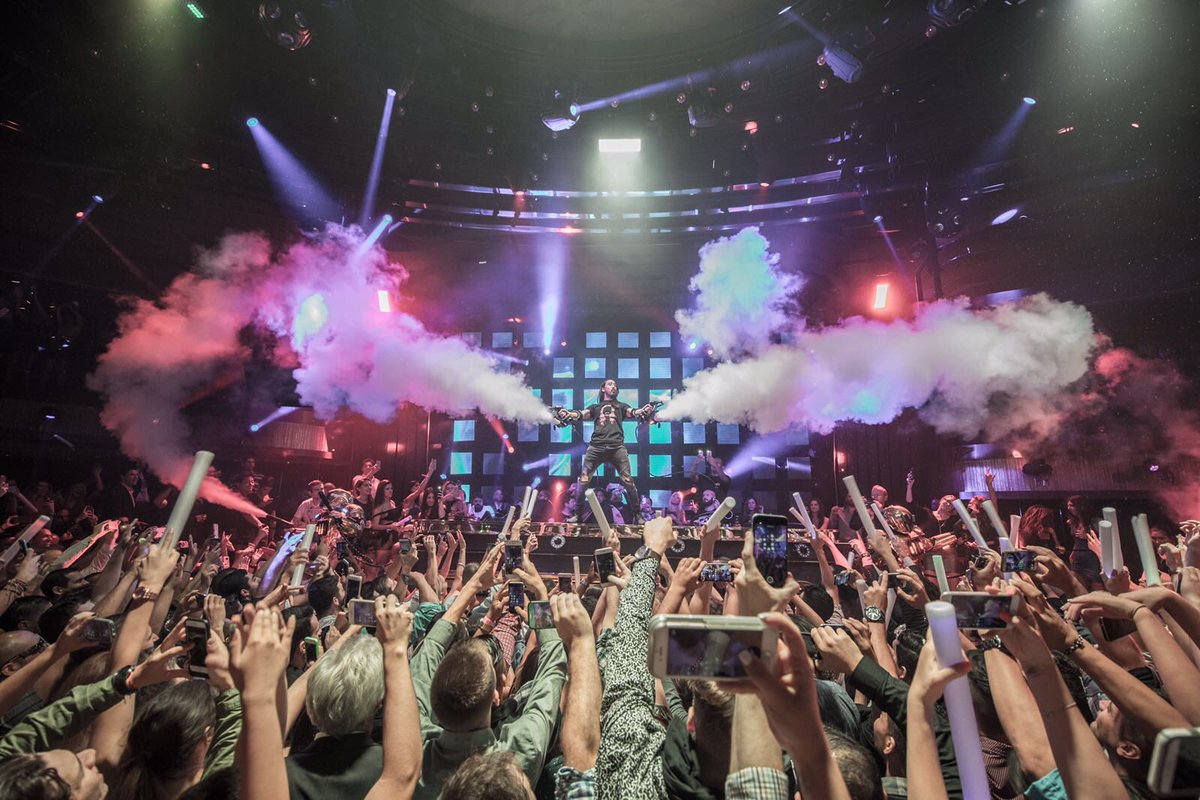 Las Vegas!!! Closing out 2016 with u tonight at @hakkasanlv & NYE at @jewellasvegas ! Let's make it count!! https://t.co/ViDweepSv5