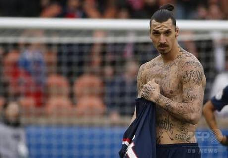 Wami Zlatan Ibrahimovic ズラタン イブラヒモビッチ 身長195 体重95kg テコンドー サッカーで驚異的な 浮き球扱いをする選手 身体のタトゥーは消えるやつで 実際に飢餓で苦しむ子供の名前をほってる人 人間的にも選手としても大好きだわ