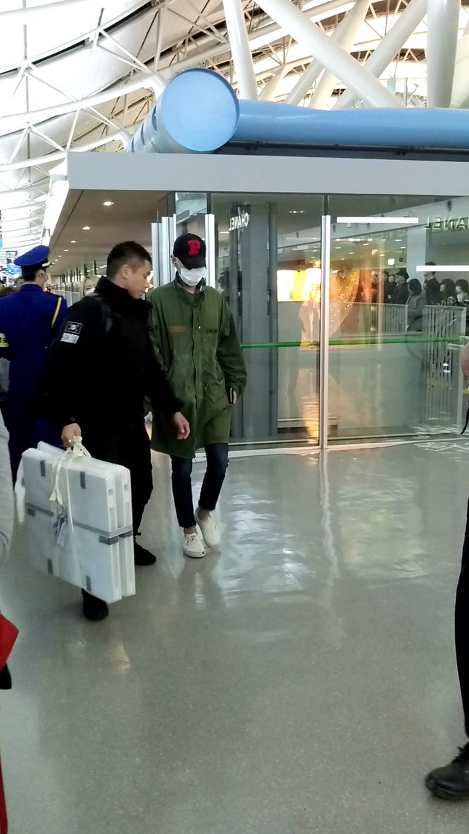 TOPs_Fools's tweet photo. [161230] T. O. P at Kansai airport off to Seoul 
Safe flight,  baby!  
© @/lovedaesung426 + @/choidot 
#탑의멍청이들 #탑 #최승현 #TOP https://t.co/ZzRQfmLphP