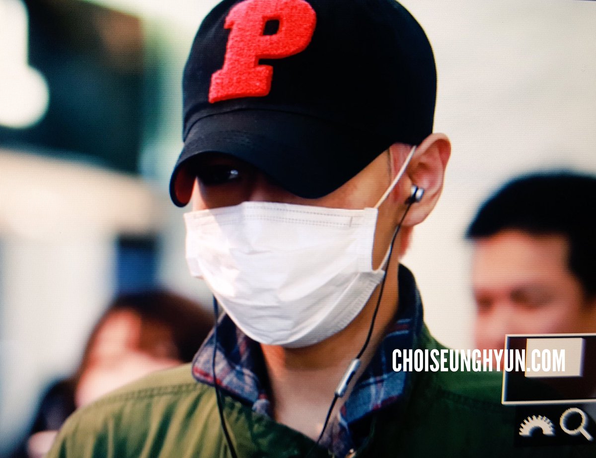 TOPs_Fools's tweet photo. [161230] T. O. P at Kansai airport off to Seoul 
Safe flight,  baby!  
© @/lovedaesung426 + @/choidot 
#탑의멍청이들 #탑 #최승현 #TOP https://t.co/ZzRQfmLphP