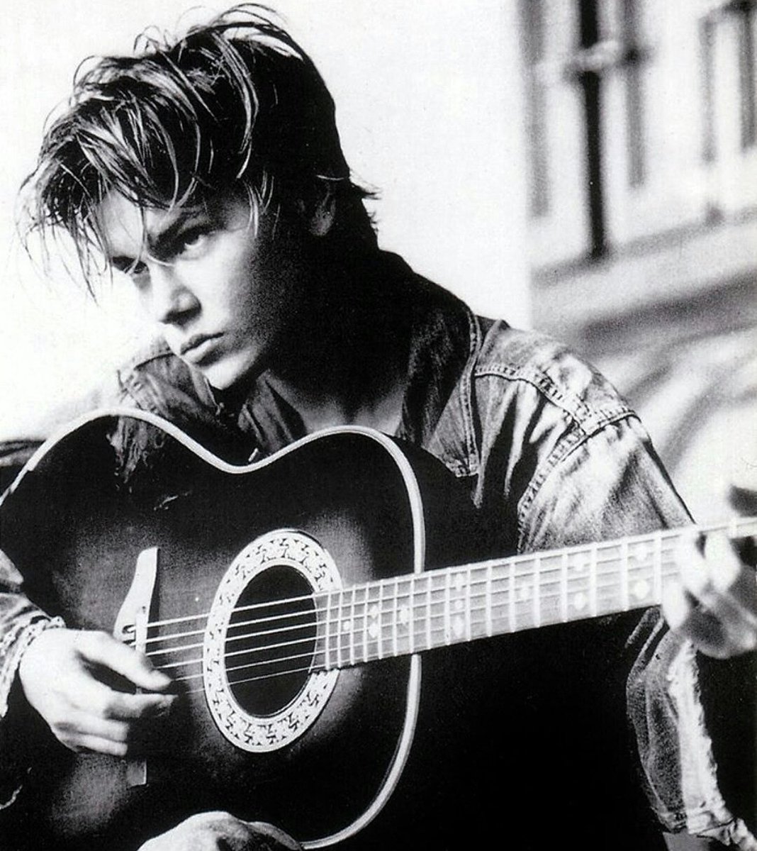 BarryCa39977530's tweet photo. River Phoenix 🎸 https://t.co/3JlzNWrExL