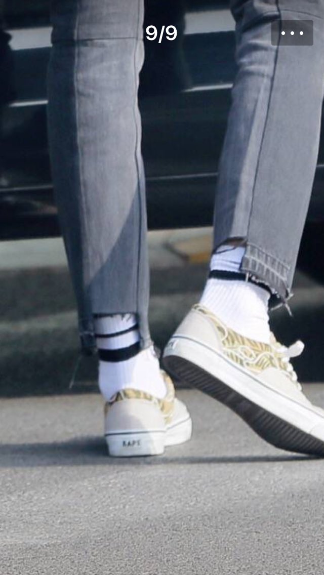 youngsisterr's tweet photo. ขากางเกงไม่ทำดา💁🏻 #WuYiFan #KrisWu https://t.co/W7rVKlQtgg