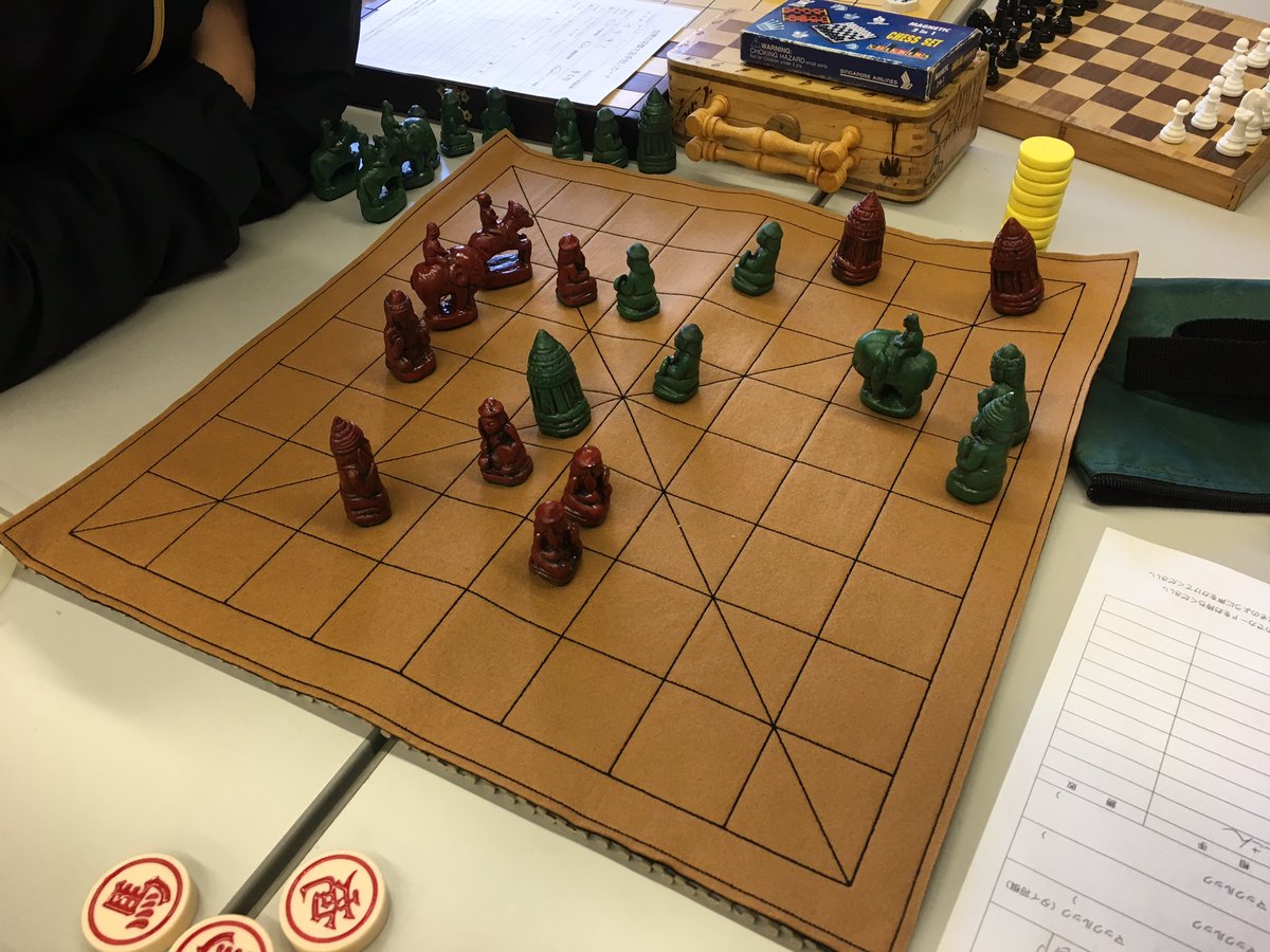 開成学園世界のチェス同好会 Wcc Sur Twitter 世界の将棋大会にて同好会員同士でミャンマーの将棋 シットゥインを対局中 開成学園世界のチェス同好会 Wcc Sur Twitter 世界の将棋大会にて同好会員同士でミャンマーの将棋 シットゥインを対局中