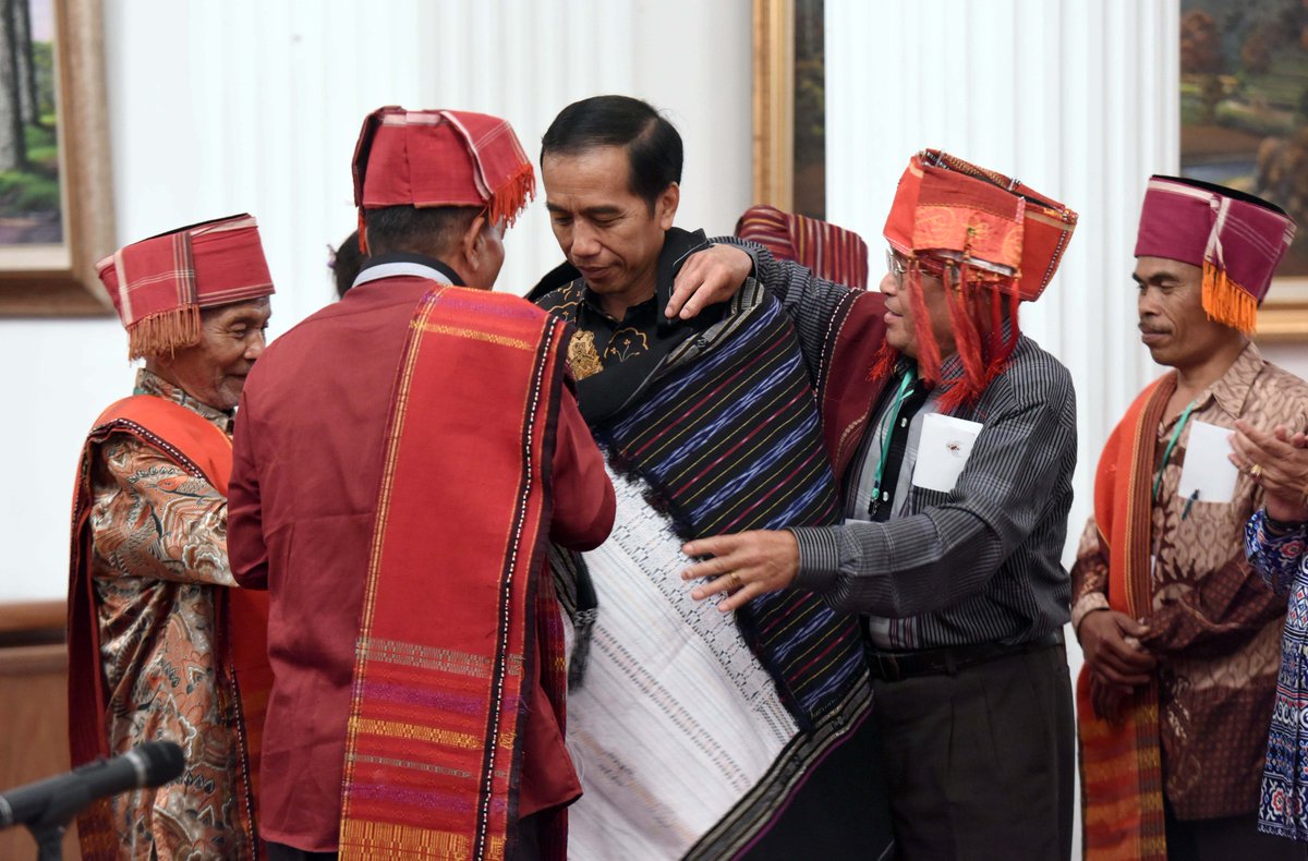 setkabgoid's tweet photo. Serahkan 9 Surat Pengakuan Hutan Adat, Presiden Jokowi: Pertahankan Fungsi Konservasi, Jangan Diperjualbelikan https://t.co/z7M36nAdcK https://t.co/JcOYmsAiIS