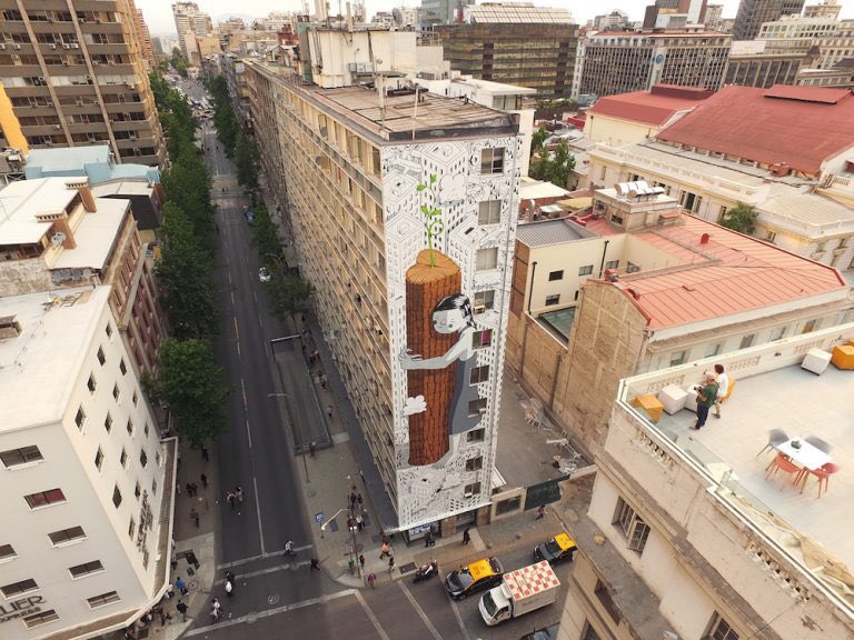 artviibes's tweet photo. Tree hugs on an 11 story building in Chile, by artist Francesco Camillo Giogin. 🌱❤️ https://t.co/Bhne8ObkX9