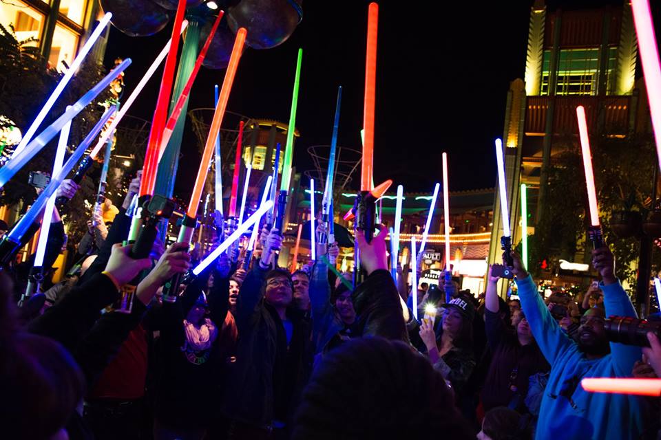 culturageek's tweet photo. Los Jedi coparon Disney y otros sitios para darle un último adiós a #CarrieFisher con un #LightsaberVigil ► https://t.co/h0e8ogPRtq https://t.co/GSa614cv2X