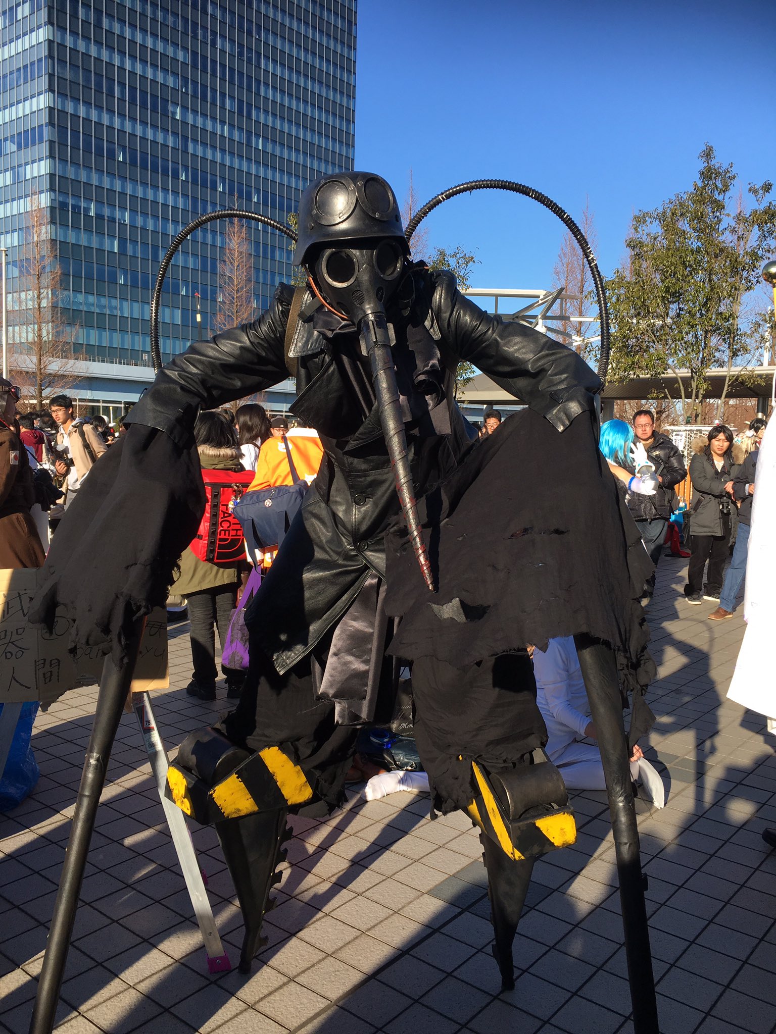 Twitter サイドバジン على تويتر 武器人間のモスキート のコスプレとはまたマニアックな 因みに吹き替えでマッドサイエンティストの博士の声を旧スネ夫の人が担当し その人が作った武器人間に部位欠損され実験材料として捕まる兵士を現在のスネ夫の人が担当している