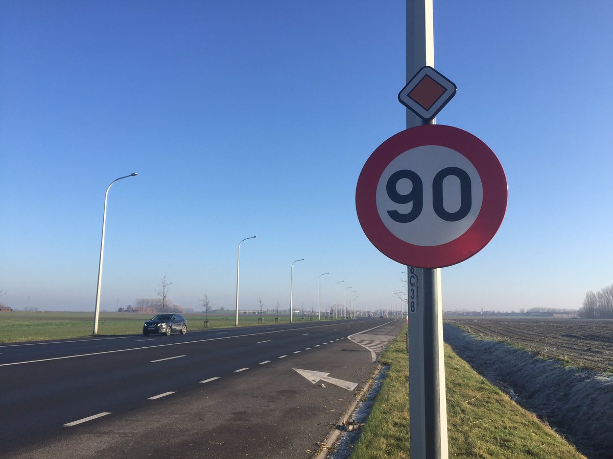 PeterVanHeuven's tweet photo. Vanaf zondag mag u alleen nog 90 km/u als u dit bord ziet. Politie in de #Westhoek is paraat, maar plant geen 'flitsterreur'. @FocusWTV https://t.co/jRghYD2QR4