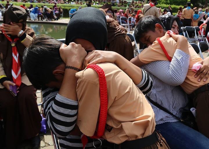Hundreds of Indonesian scouts wash their mothers' feet as part of a day honouring mothers.