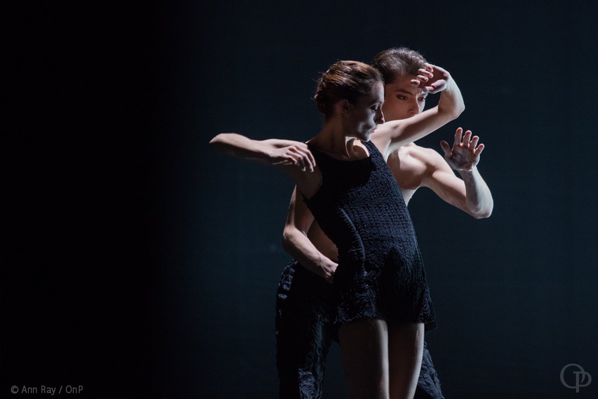 #JiriKylian #TarAndFeathers
Une pièce déroutante, entre pesanteur et légèreté, sur le Concerto pour piano n°9 de Mozart.