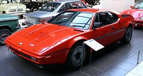 Viaautomobile's tweet photo. Une #BMW M1 retrouvée dans un garage après un abandon de 34 ans (via @Caradisiac ) https://t.co/kO1OR1pM4E https://t.co/yX7tL3sluB