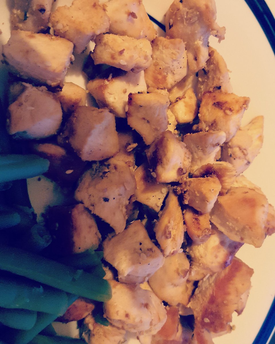 KetoneItUp's tweet photo. Pistachio and oregano chicken with a side of vegetables. #healthyfood #eatinggood #weightloss https://t.co/LmIP4wmNyb