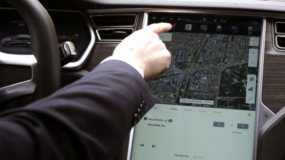 chiviondesign's tweet photo. Así evita #Tesla los accidentes de sus #coches https://t.co/7QRvLt5HlF #FelizViernes https://t.co/VmsQwhxgez