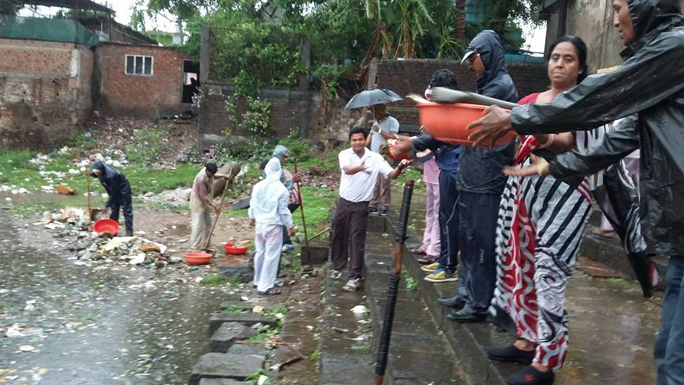 BetulNagar's tweet photo. Even #weather can't stop the spirit of #SwachhBharat . Exclusive #cleanliness drive held by Hon'ble Alkesh Arya, President at @BetulNagar https://t.co/nXsEtlnYRI