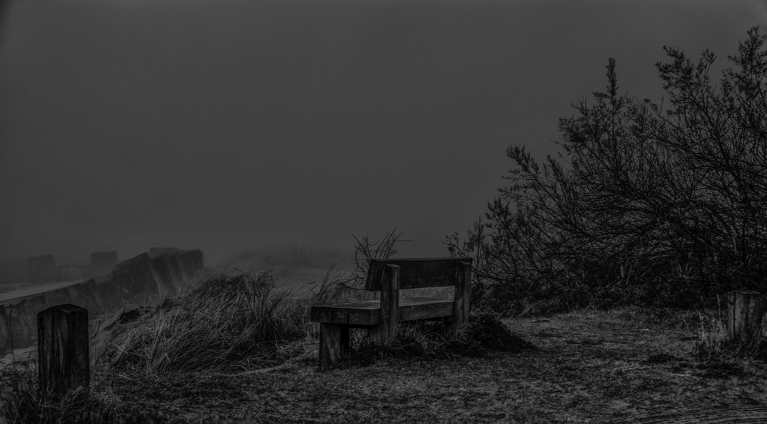 GreenmanPhotos's tweet image. Viewing point #Bawdsey #Suffolk #viewingpoint #bench #fog #foggymorning #ThePhotoHour #stormhour #blackandwhitephotography