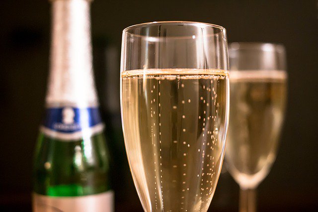 geoVINUM's tweet photo. #VVtip A placer lors du réveillon: notre langue goûte les bulles de Champagne, c'est ça le piquant ! 😮🍾 https://t.co/JMMP2VTeMF (english) https://t.co/OHzAMA3g3f