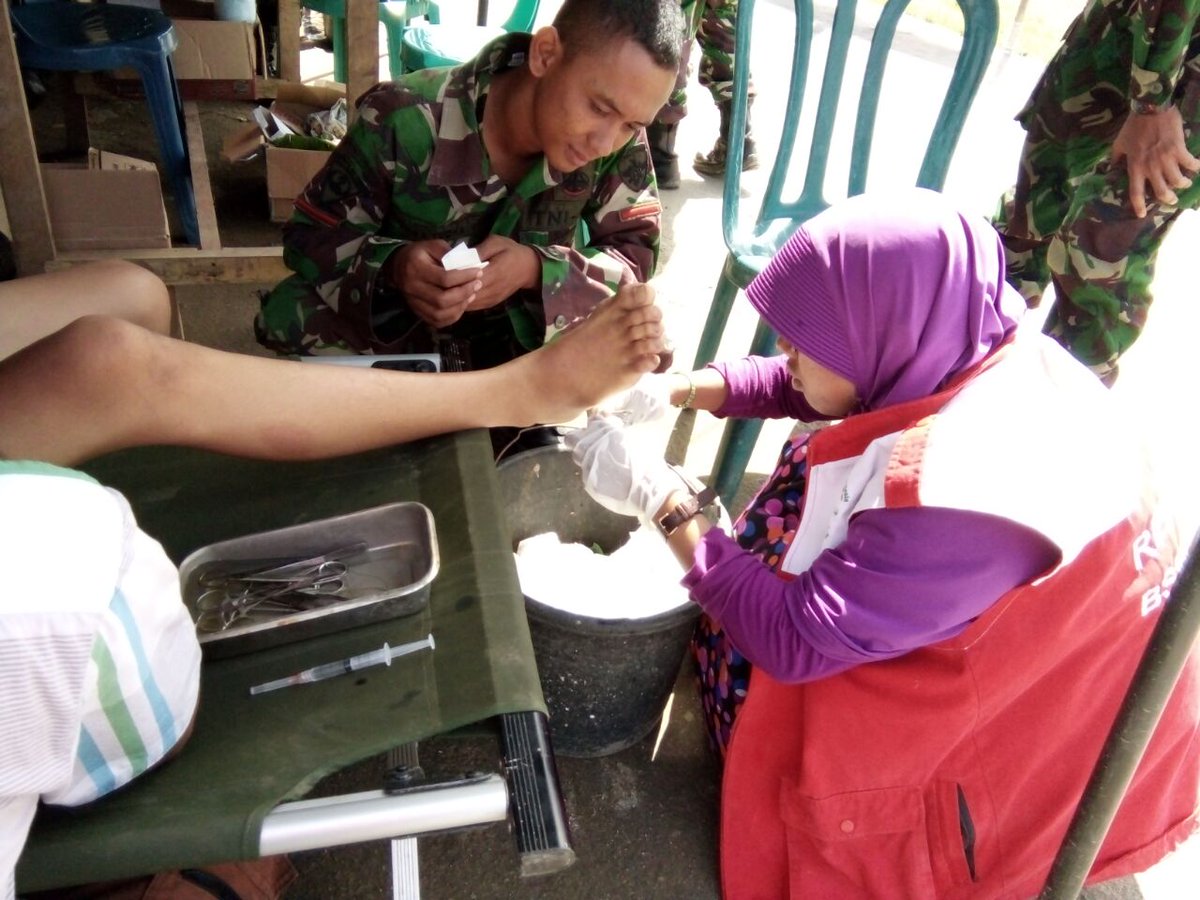 DPN_BSMI's tweet photo. Relawan BSMI sedang melakukan pengobatan di posko layanan kesehatan hasil kerja sama BSMI dengan Polri dan TNI #BSMIPeduliBima https://t.co/xPLRvtfpWm