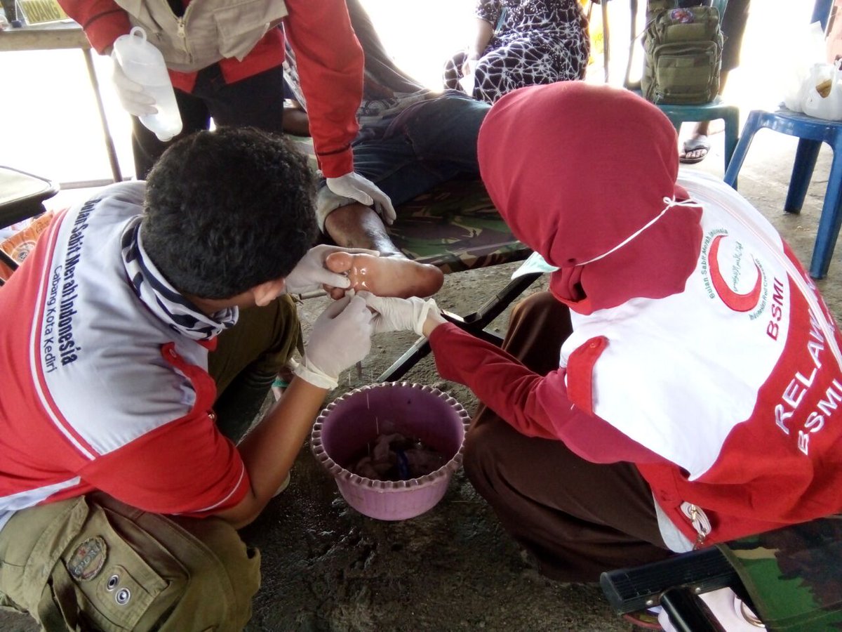 DPN_BSMI's tweet photo. Relawan BSMI sedang melakukan pengobatan di posko layanan kesehatan hasil kerja sama BSMI dengan Polri dan TNI #BSMIPeduliBima https://t.co/xPLRvtfpWm