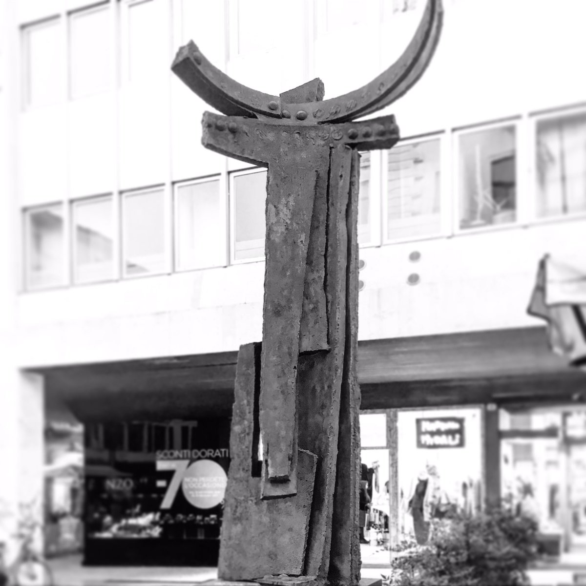 Alpha Centauri #dinobasaldella #sculpture #iron #modernart #udine #ilmiofvg #fvglive #somewherefvg #beauty #bellitalia #beauty_from_italy