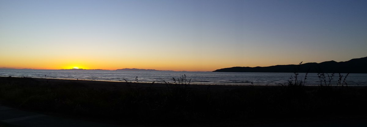 IRE_NZ's tweet photo. Beautiful - from Kapiti looking SW as the sun sets behind the South Island. #natureshowingoff https://t.co/aiel28onhl