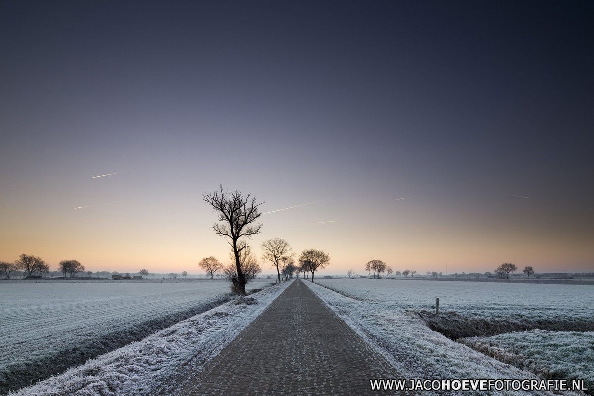 JacoHoeve85's tweet photo. Vanmorgen geen #mist in #Staphorst... Puur genieten van de #wintersfeer. #landschapsfotografie #landscapephotography #30december2016 https://t.co/JstD5qVGO9