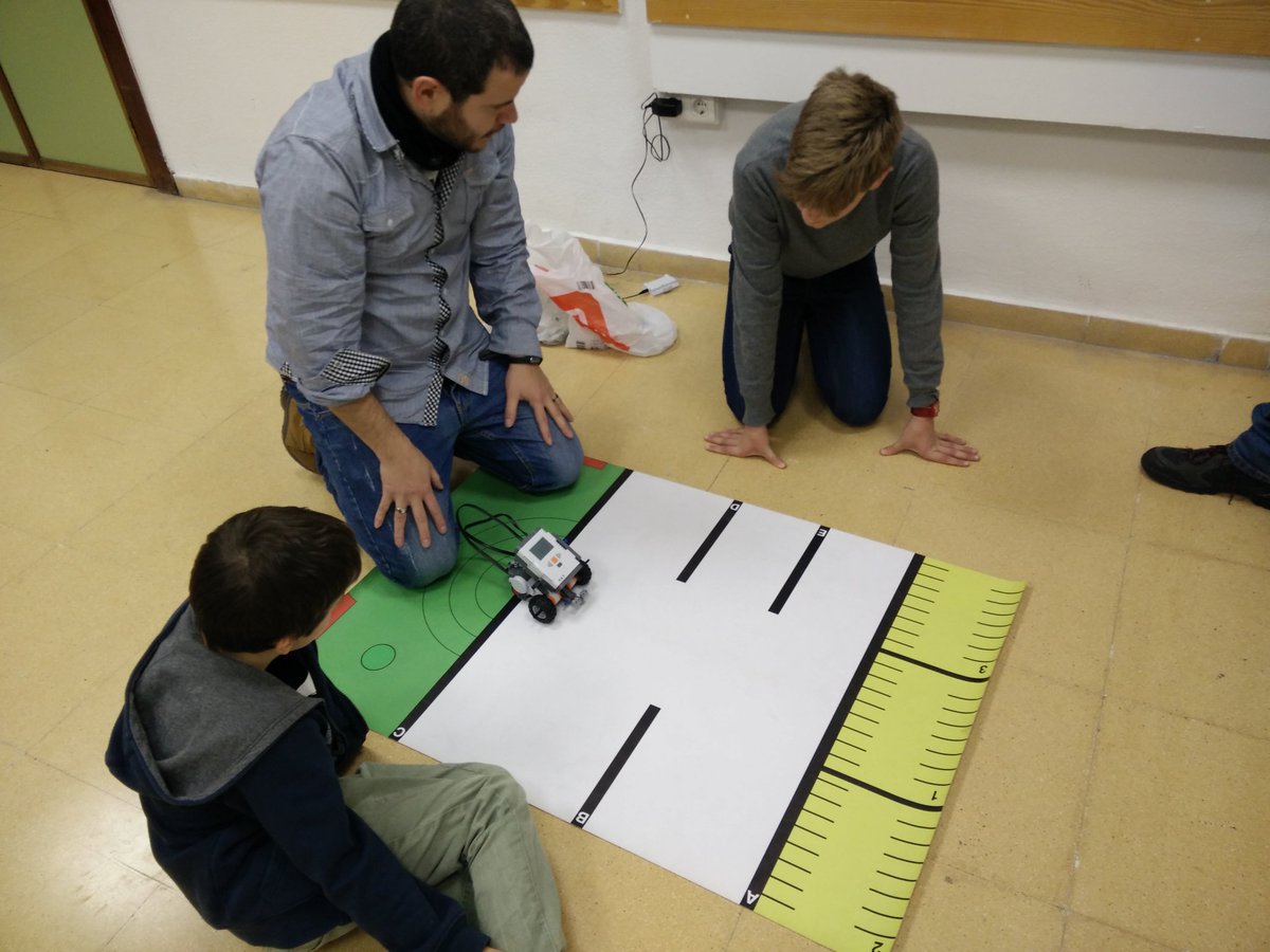 OpenXXI's tweet photo. Último día del campus de invierno con robots NXT de Lego por @habilitaseduca con @renatolrr @psicobyte_ @JoseAlonso56 y @Makova65 https://t.co/363jBrJBS7