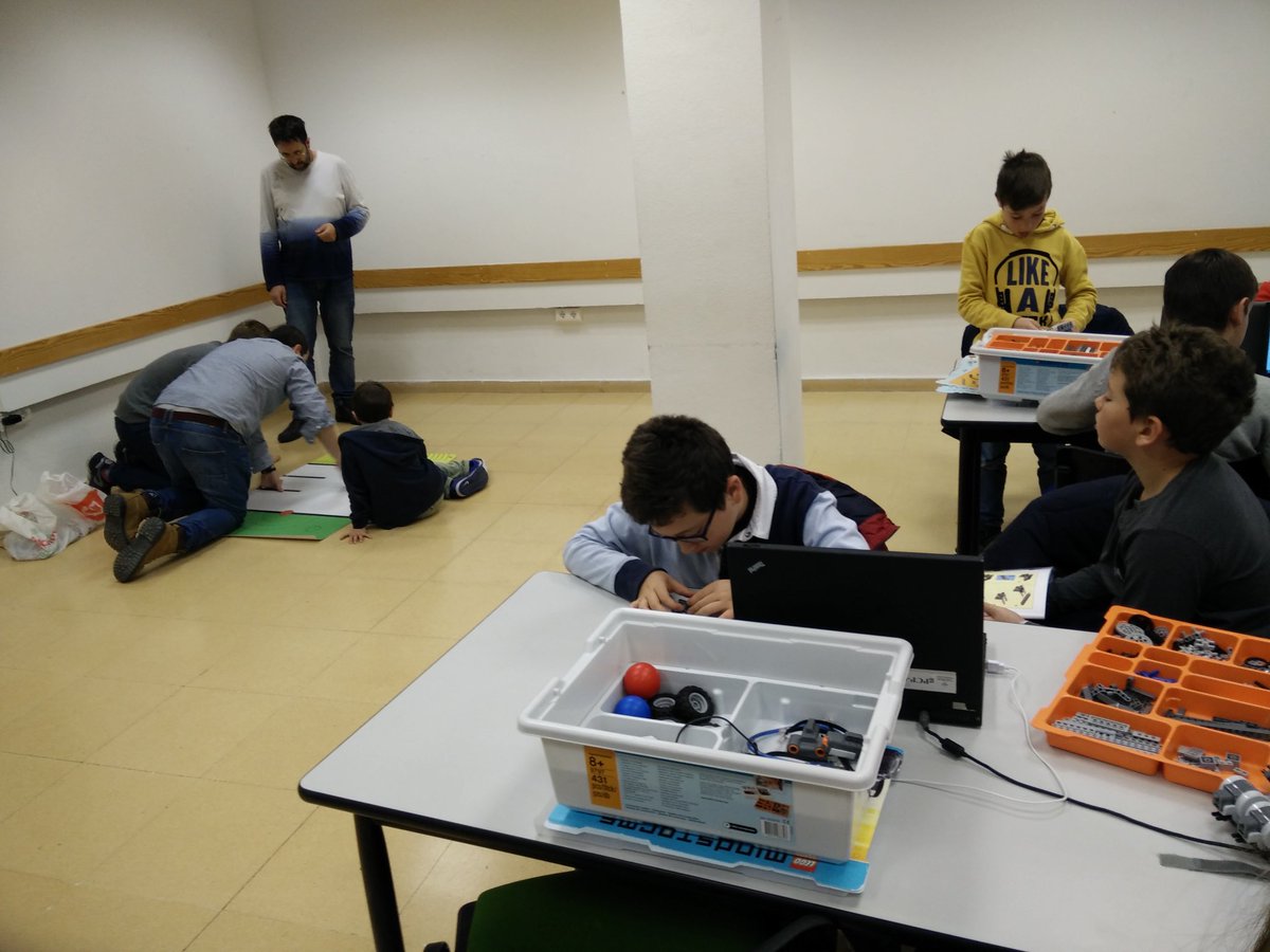 OpenXXI's tweet photo. Último día del campus de invierno con robots NXT de Lego por @habilitaseduca con @renatolrr @psicobyte_ @JoseAlonso56 y @Makova65 https://t.co/363jBrJBS7