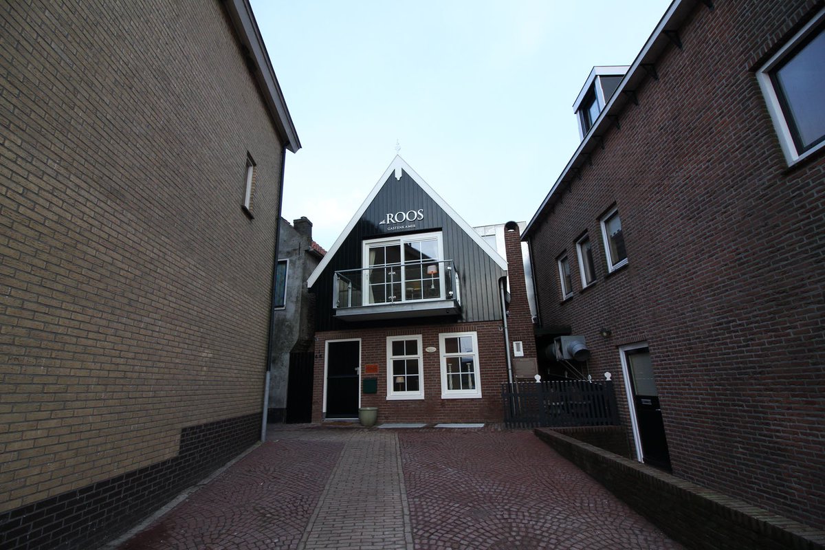 Heerlijk overnachten in de nieuwe Bed en Breakfast  midden op de haven van #Urk? U kunt boeken op benbderoos.nl. Graag Retweet.