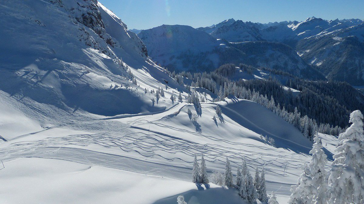 Have you already considered spending a winter holiday in the Alps? bit.ly/2iMal4E