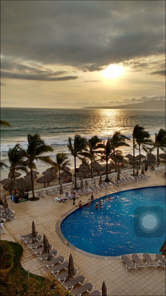 snyla_'s tweet photo. Now that I look at it I enjoyed being really tan (': #LuvMexico https://t.co/cewjAyhmrj